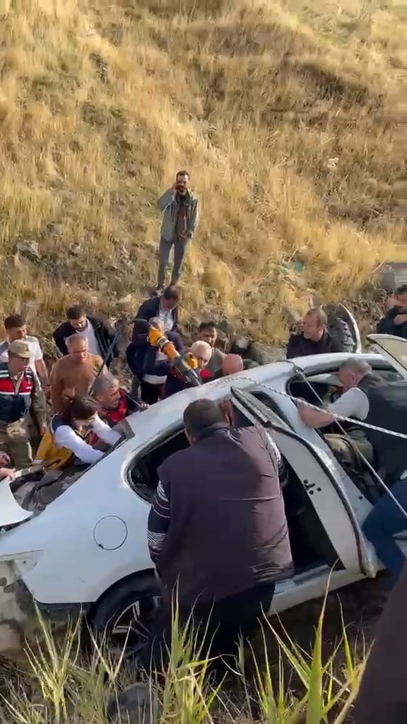 ELAZIĞ’DA OTOMOBİLİN ŞARAMPOLE YUVARLANMASI SONUCU MEYDANA GELEN KAZADA 3 KİŞİ YARALANIRKEN...