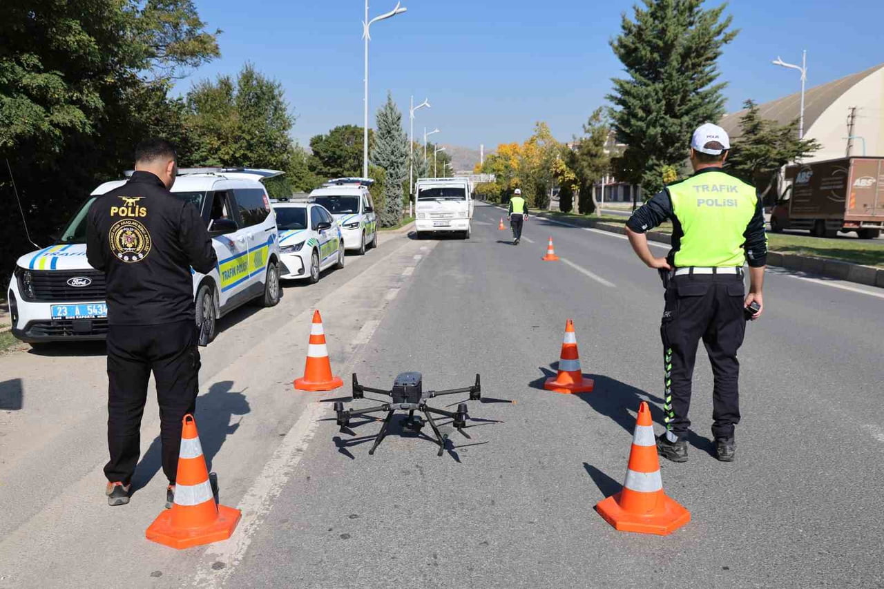 ELAZIĞ’DA POLİS EKİPLERİ TARAFINDAN DRON DESTEKLİ GERÇEKLEŞTİRİLEN TRAFİK DENETİMLERİNDE KURALLARA...