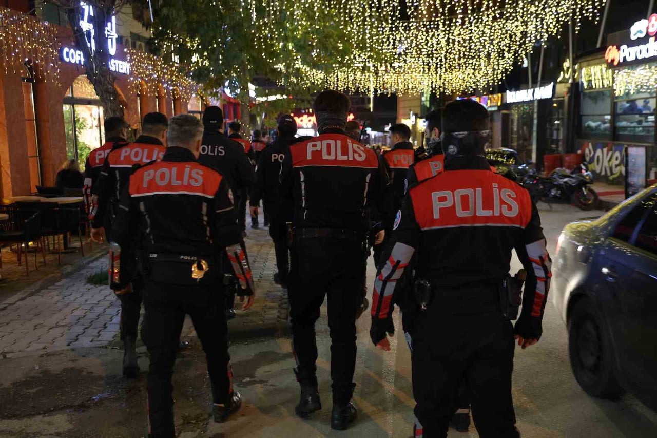 ELAZIĞ’DA POLİS EKİPLERİ TARAFINDAN, ÖĞRENCİLERİN YOĞUN OLDUĞU ALANLAR DENETLENDİ