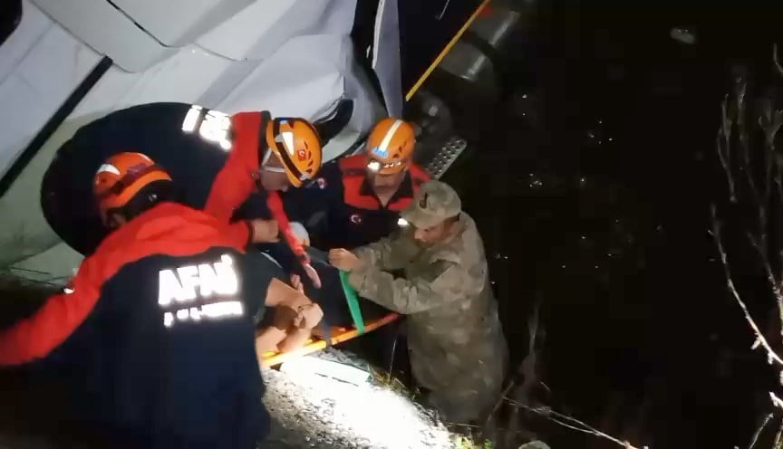 ELAZIĞ’DA SAĞANAK YAĞIŞTAN DOLAYI SÜRÜCÜSÜNÜN DİREKSİYON HAKİMİYETİNİ KAYBETTİĞİ TIR, ŞARAMPOLE...