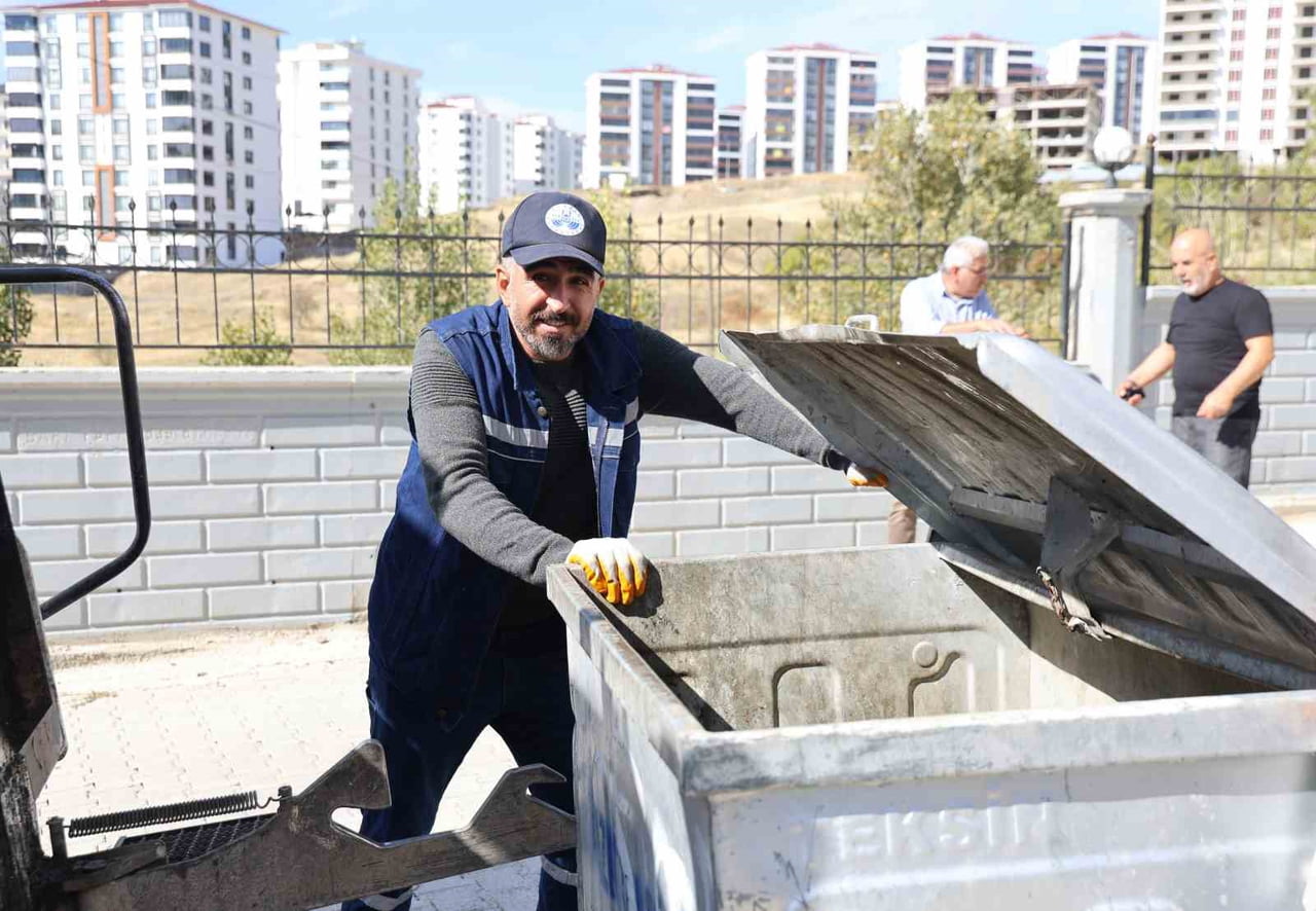 ELAZIĞ’DA TEMİZLİK GÖREVLİSİ HACI ÖZDEMİR, İÇERİSİNDE 600 BİN LİRAYA YAKIN PARA OLAN ÇANTAYI...