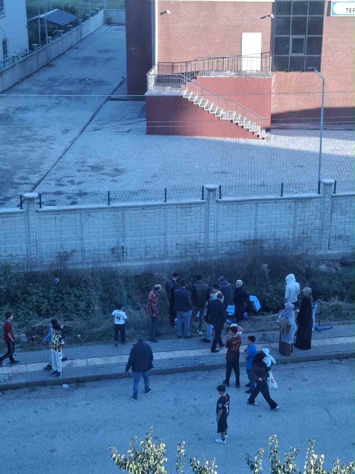 ELAZIĞ’IN KARAKOÇAN İLÇESİNDE TAŞA BASARKEN AYAĞI KAYAN 8 YAŞINDAKİ ÇOCUK, SU KANALINA DÜŞTÜ....