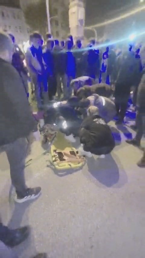 ELAZIĞ’IN KOVANCILAR İLÇESİNDE YOLUN KARŞISINA GEÇMEK İSTEYEN GENÇ, KAMYONUN ÇARPMASI SONUCU AĞIR...
