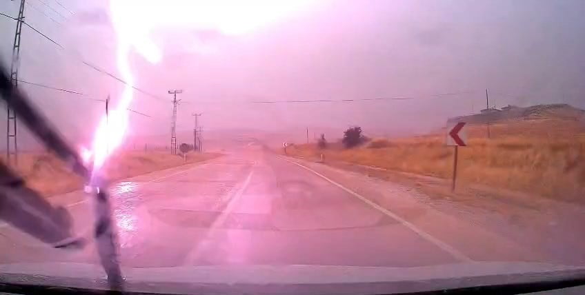 ELAZIĞ-PERTEK KARA YOLUNDA SEYİR HALİNDEKİ BİR ARACIN YAKININA YILDIRIM DÜŞTÜ. O ANLAR ARAÇ...