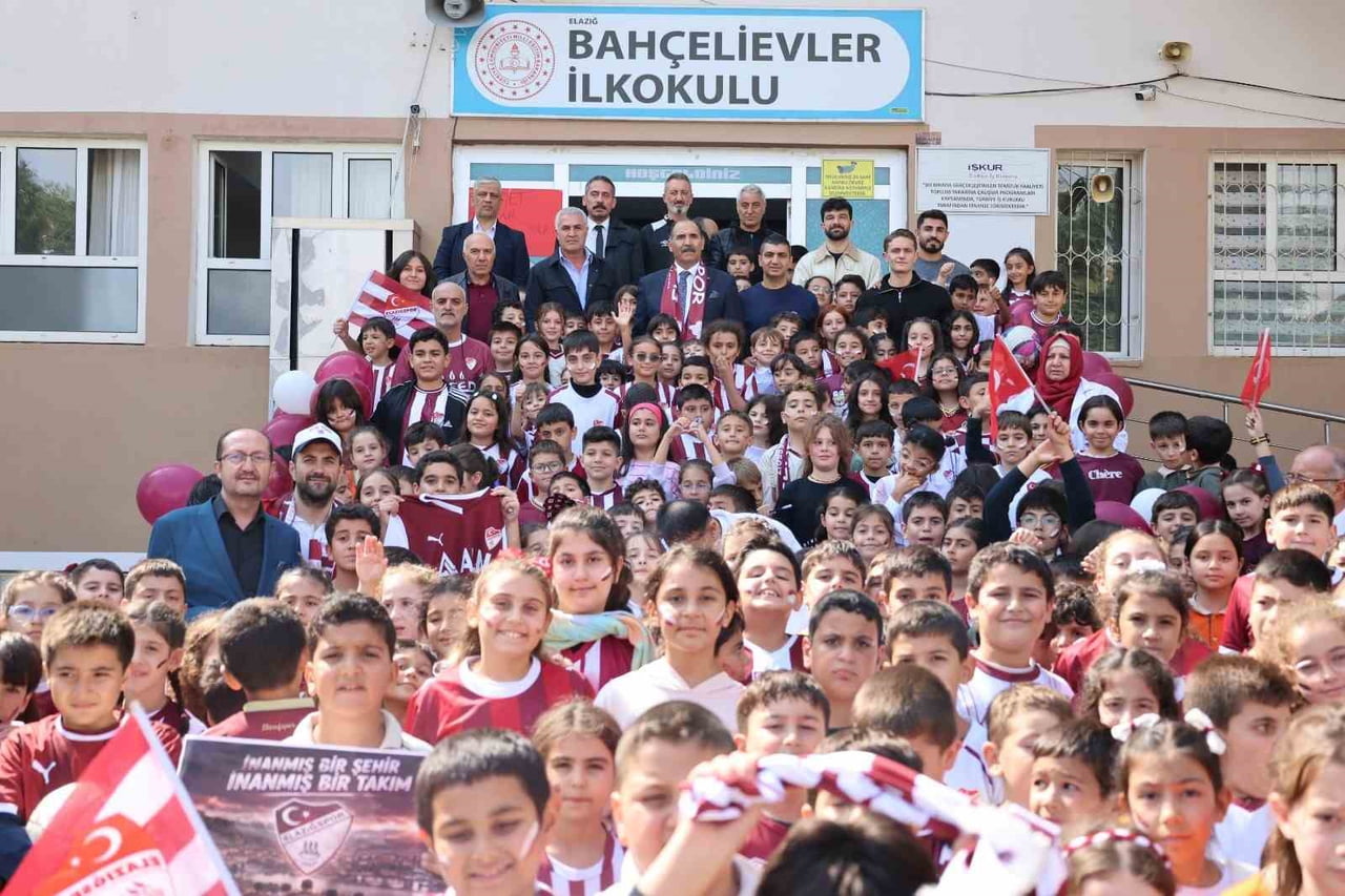 ELAZIĞSPOR SEVGİSİ NESİLDEN NESİLE SÜRÜYOR
