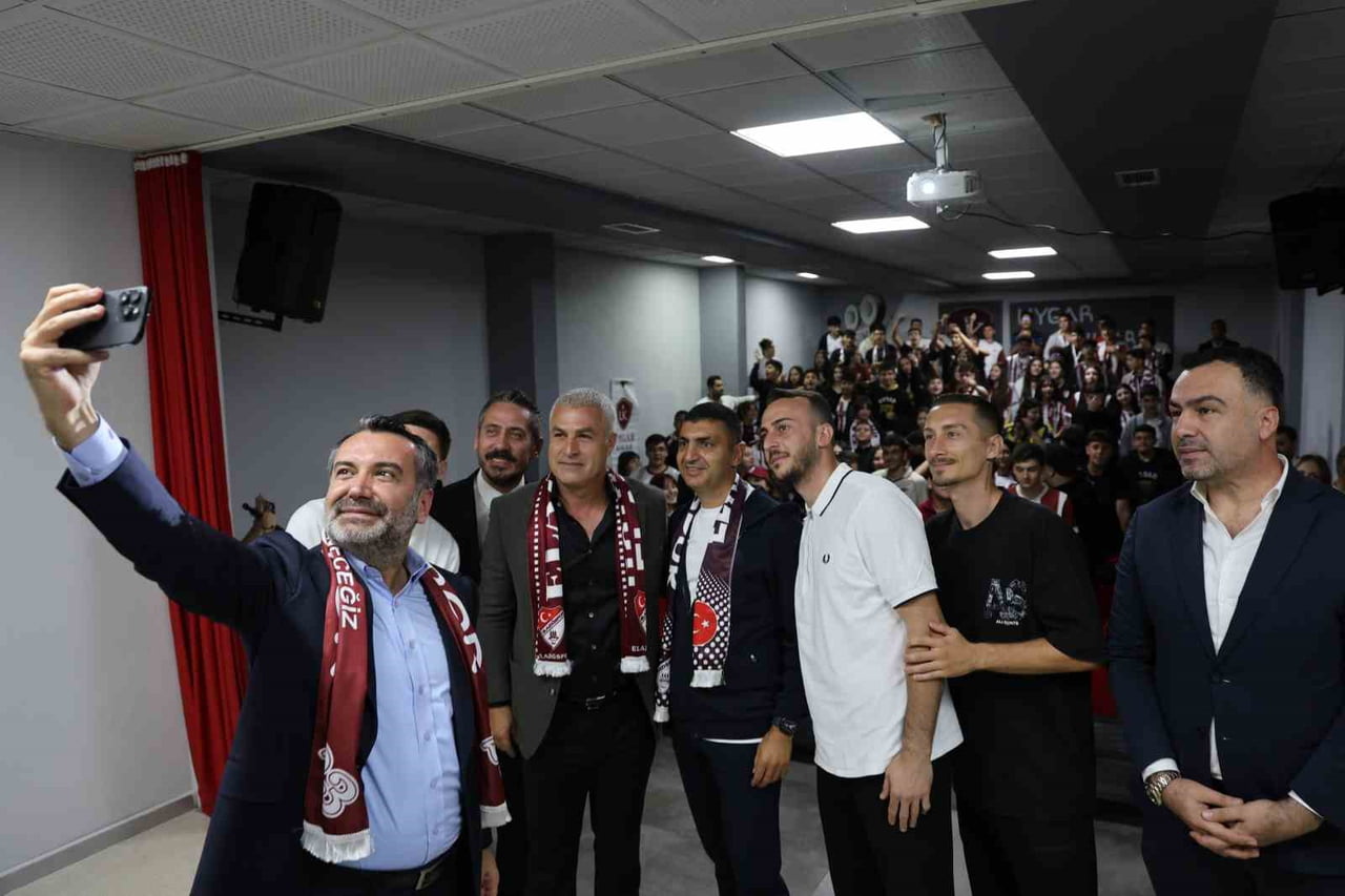 ELAZIĞSPOR’UN GELENEKSEL HALE GETİRDİĞİ OKUL ZİYARETLERİ PROGRAMI ÇERÇEVESİNDE KULÜP YÖNETİMİ...