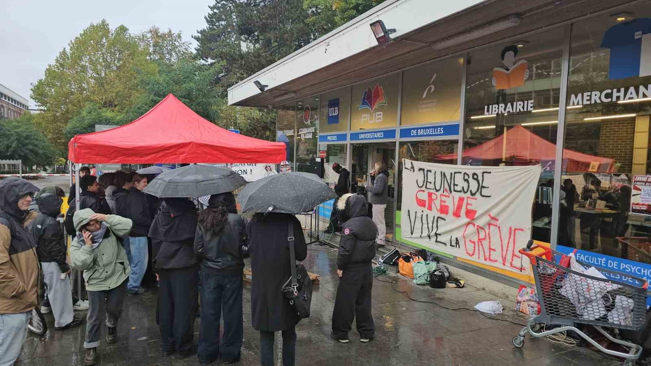 ELÇİKA'DA HÜKÜMETİN POLİTİKALARINI PROTESTO EDEN ÖĞRENCİLER, BRÜKSEL HÜR ÜNİVERSİTESİ (ULB) ANA...