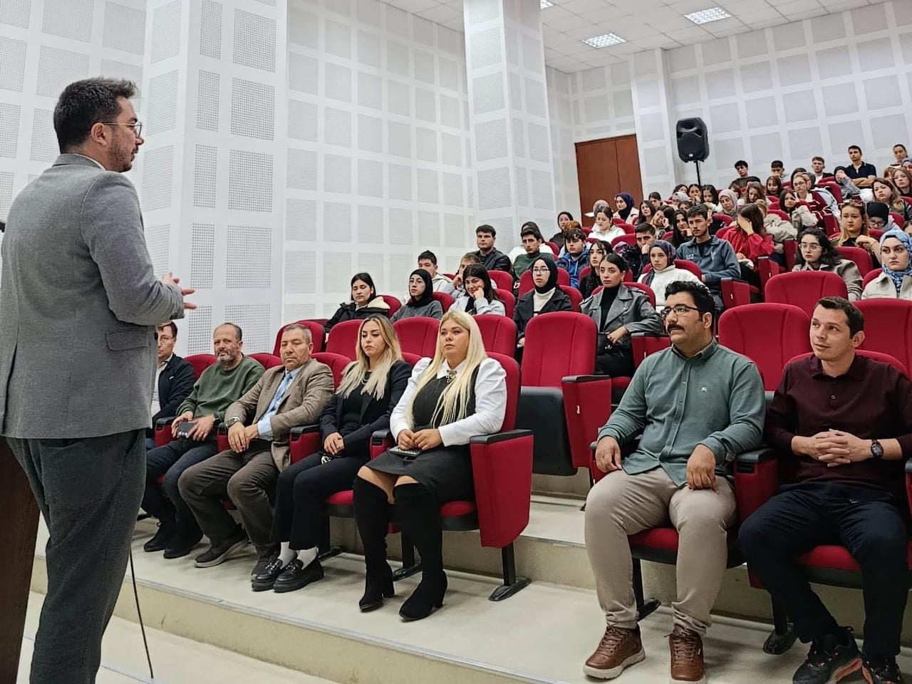 EMET MYO’DA YENİ ÖĞRENCİLERE ÜNİVERSİTE HAYATINA UYUM EĞİTİMİ