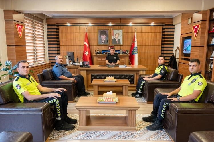 EMNİYET MÜDÜRÜ ÇAĞLAR, ÖRNEK DAVRANIŞ SERGİLEYEN POLİSLERLE BİR ARAYA GELDİ