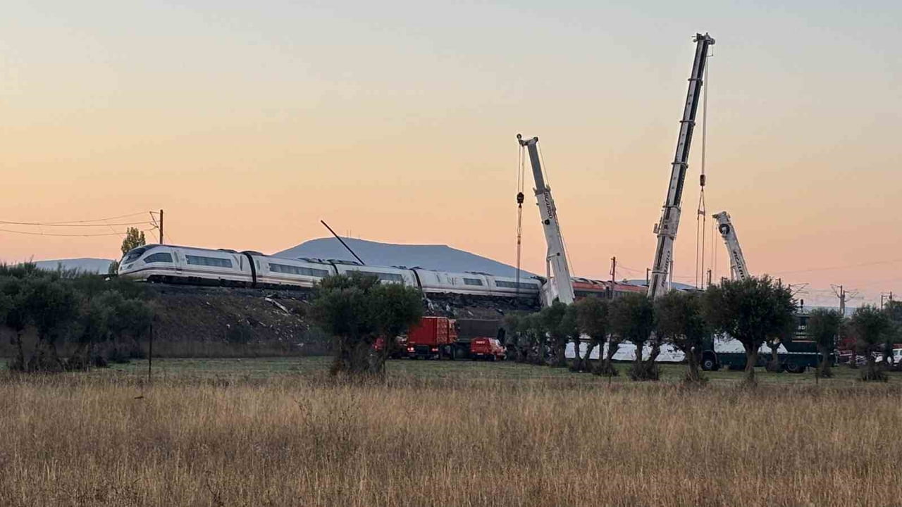 ENDÜLÜS SEFERİNİ YAPAN İKİ YÜKSEK HIZLI TRENİN KARIŞTIĞI KAZADA HAYATINI KAYBEDENLERİN SAYISI 69’A...