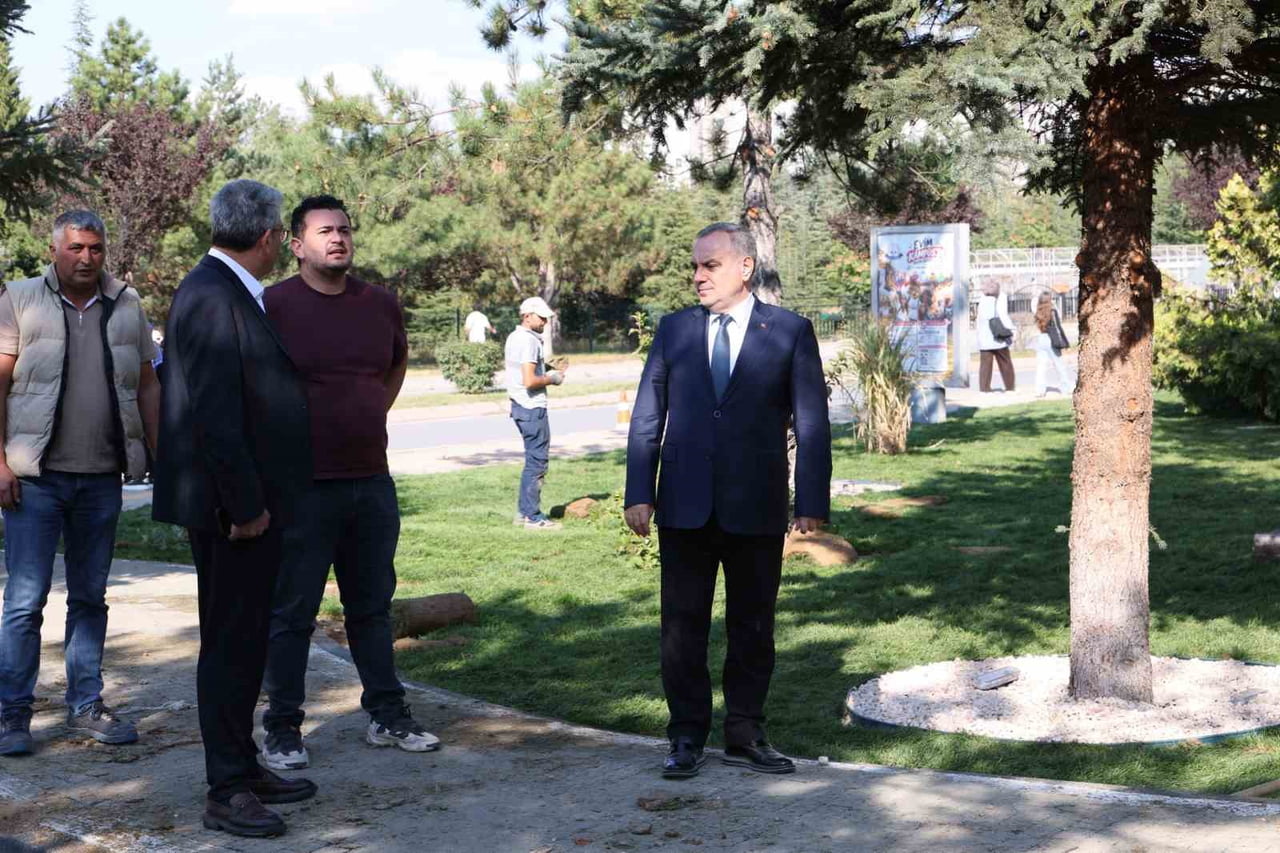 ERCİYES ÜNİVERSİTESİ (ERÜ) REKTÖRÜ PROF. DR. FATİH ALTUN; KAMPÜSTE YAPIMINA DEVAM EDİLEN PARK...