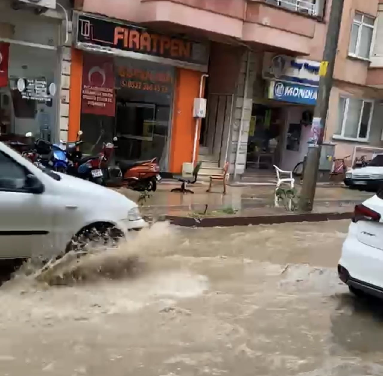 ERDEK’TE SAĞANAK YAĞIŞ SONRASI HÜKÜMET CADDESİ GÖLE DÖNDÜ