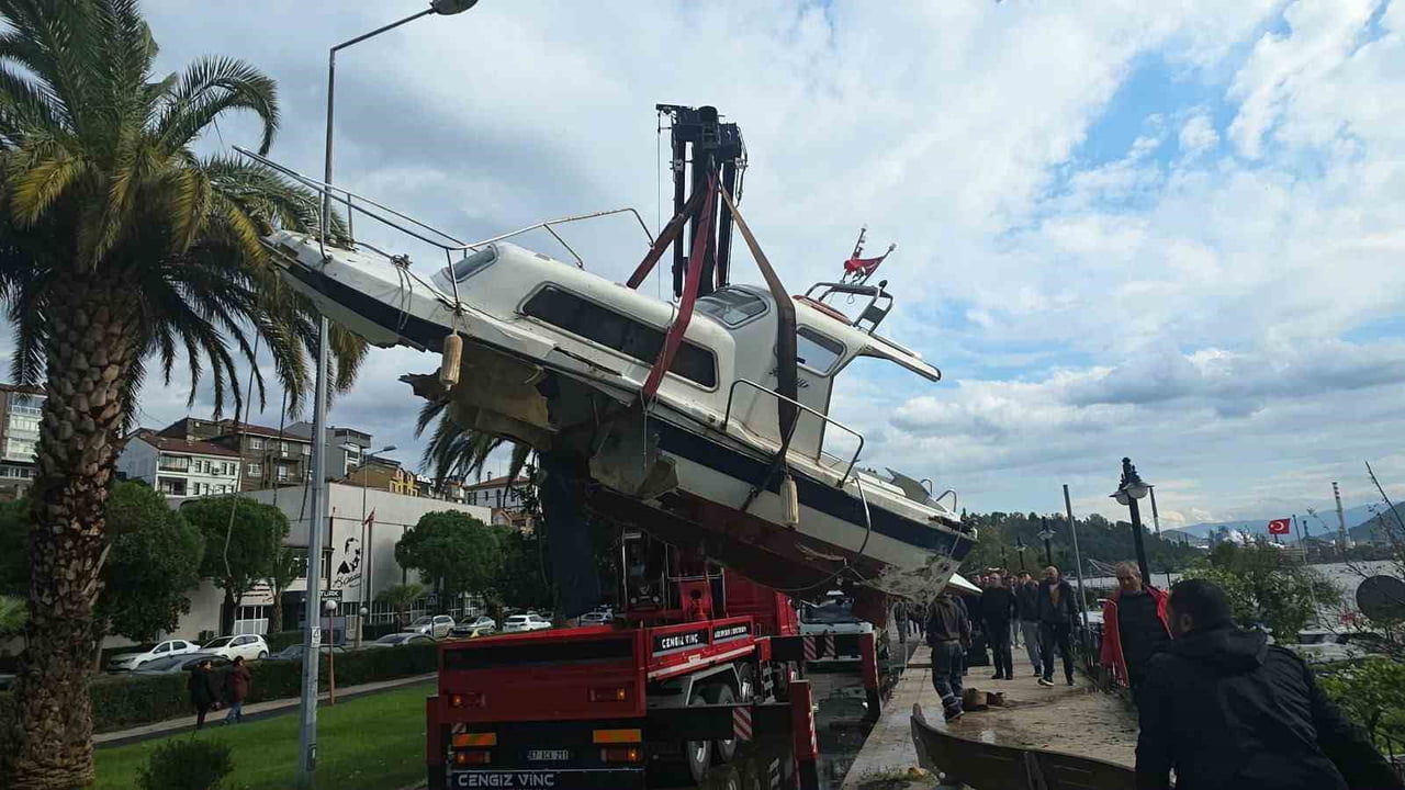 EREĞLİ İLÇESİNDE, FIRTINA SONRASI BOZHANE MEVKİİNDEKİ ÇEKEKLERDE BATAN "KUZEY YILDIZI" ADLI GEMİYİ...