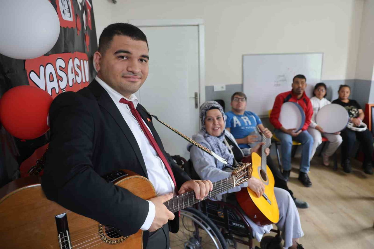 ERTUĞRUL GÖK VE ÖĞRENCİLERİ