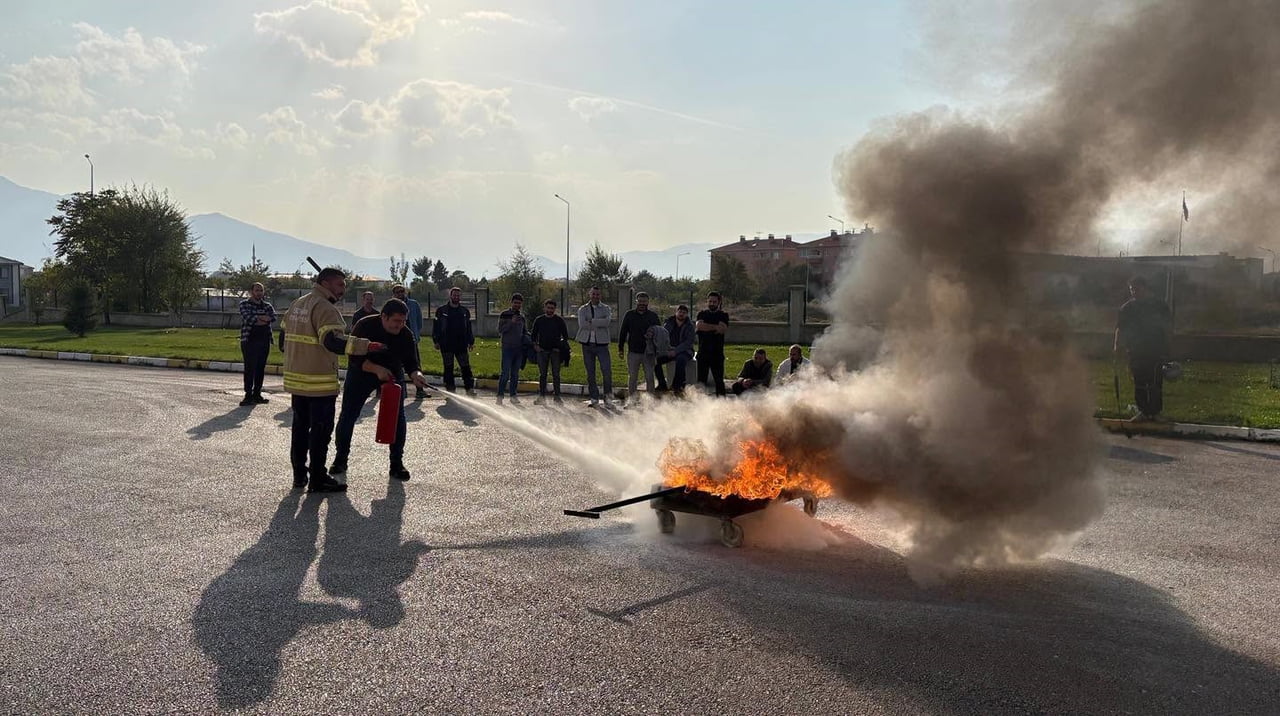 ERZİNCAN'DA DEMİR YOLU PERSONELİNE YANGIN EĞİTİMİ VERİLDİ