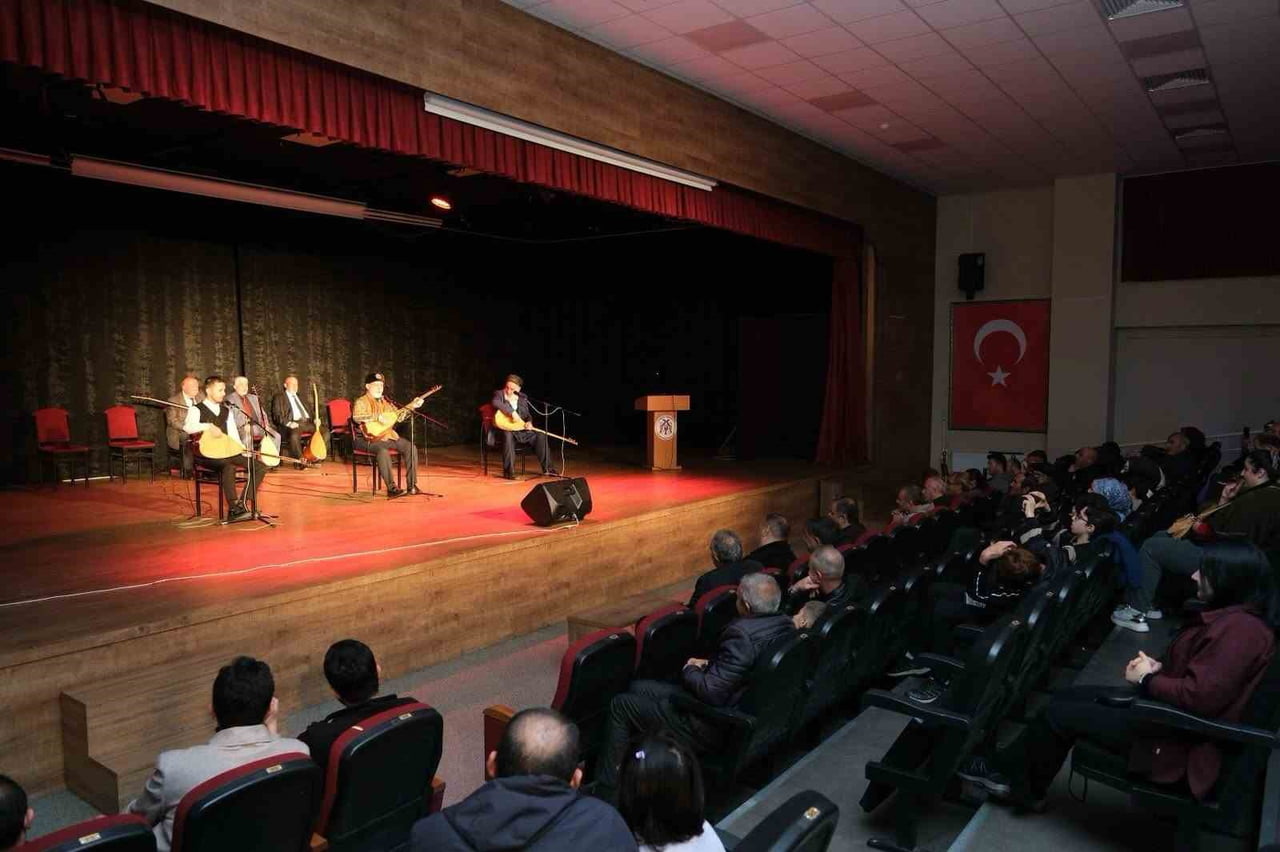 ERZİNCAN BELEDİYESİNCE DÜZENLENEN "AŞIKLAR GECESİ" PROGRAMINDA BİR ARAYA GELEN HALK OZANLARI...