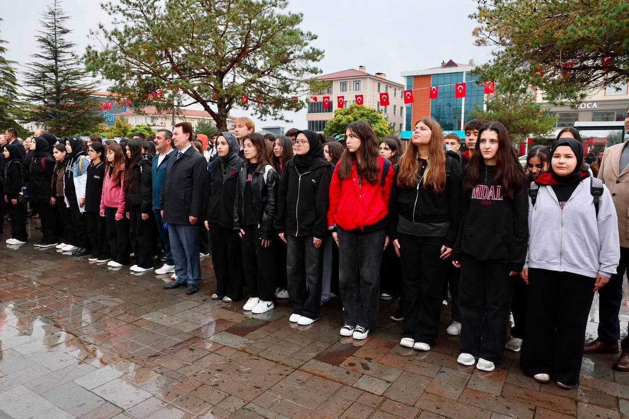 ERZİNCAN’DA 29 EKİM CUMHURİYET BAYRAMI İÇİN ÇELENK SUNMA TÖRENİ DÜZENLENDİ