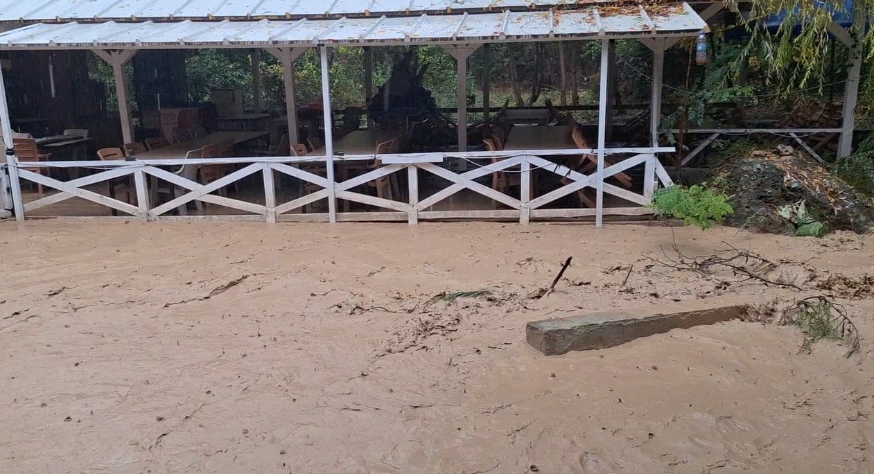 ERZİNCAN’DA ETKİLİ OLAN SAĞANAK YAĞIŞIN ARDINDAN ÇAĞLAYAN BELDESİNDEKİ GİRLEVİK ŞELALESİ’NDEN...