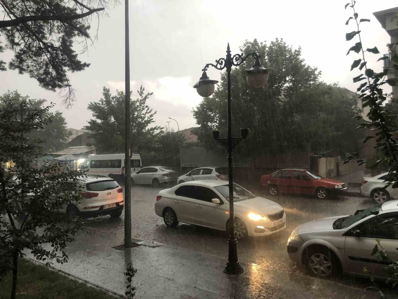 ERZİNCAN’DA FINDIK BÜYÜKLÜĞÜNDE DOLU YAĞDI