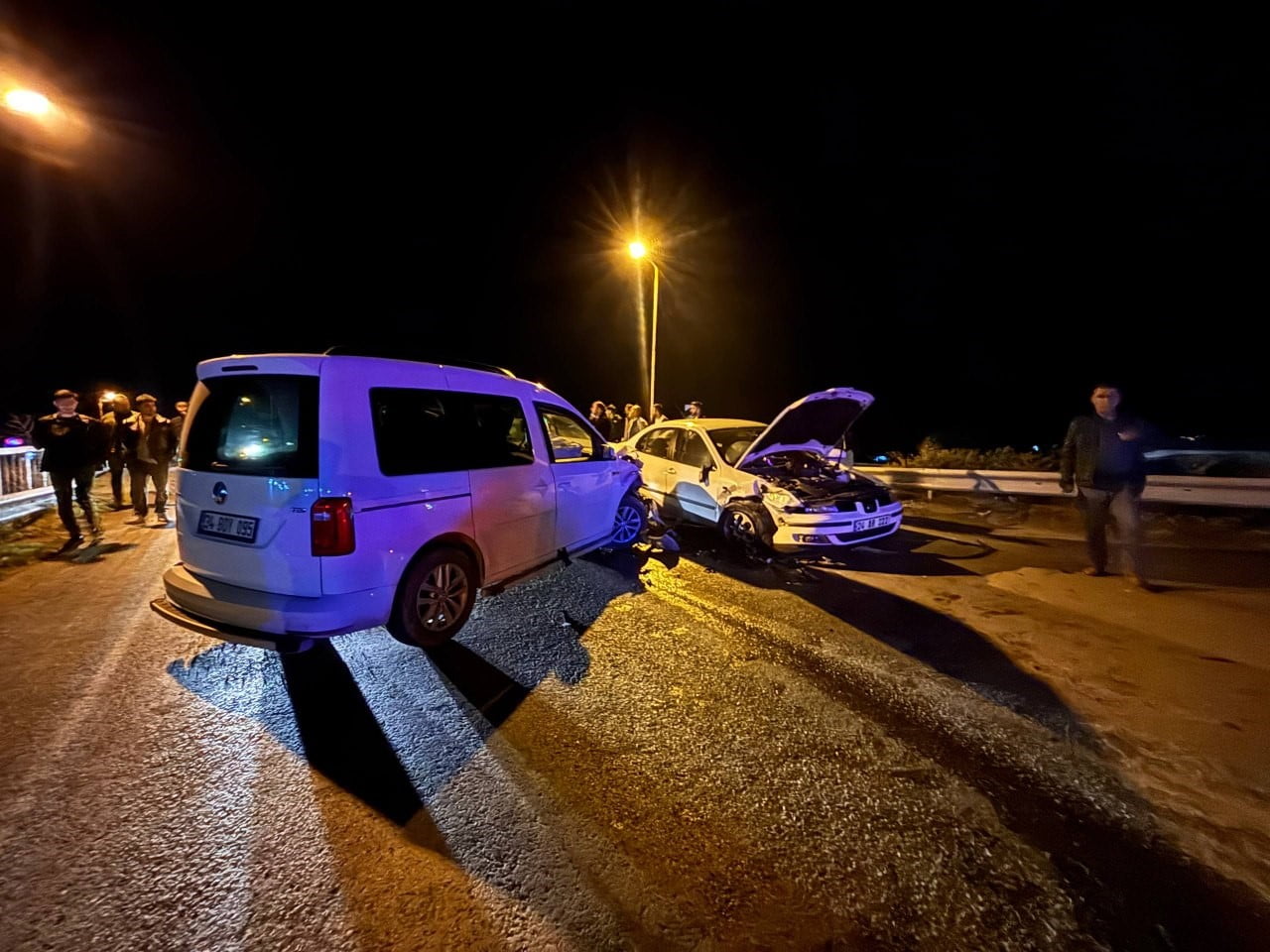 ERZİNCAN’DA HAFİF TİCARİ ARAÇ İLE OTOMOBİL ÇARPIŞTI: 2 YARALI