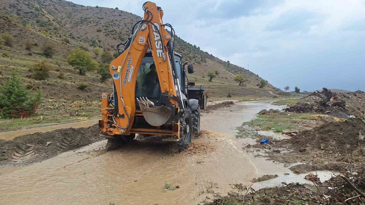 ERZİNCAN’DA SAĞANAK SONRASI SULAMA KANALLARI TAŞTI