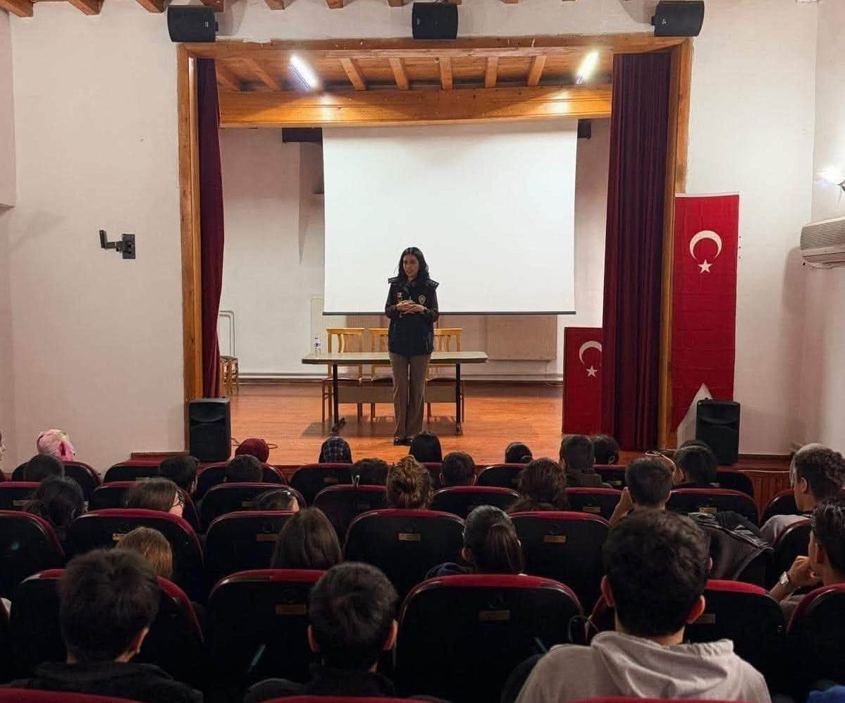 ERZİNCAN’DA SİBERAY PROGRAMI KAPSAMINDA 329 ÖĞRENCİ VE ÖĞRETMENE SİBER GÜVENLİK, GÜVENLİ İNTERNET...