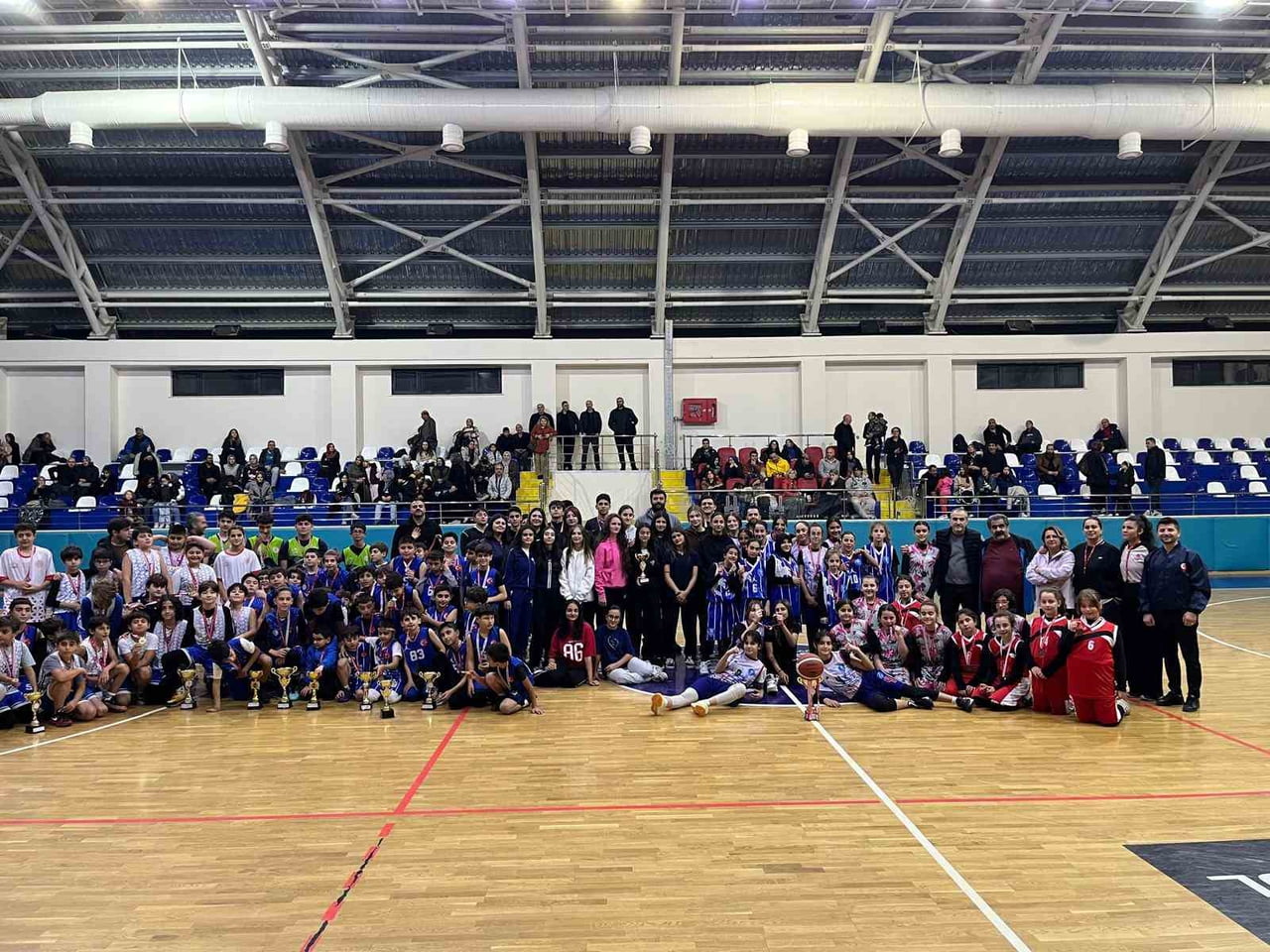 ERZURUM'DA BASKETBOL PARKELERİ CUMHURİYET COŞKUSUYLA YANKILANDI. GELECEĞİN DEV ADAMLARI...