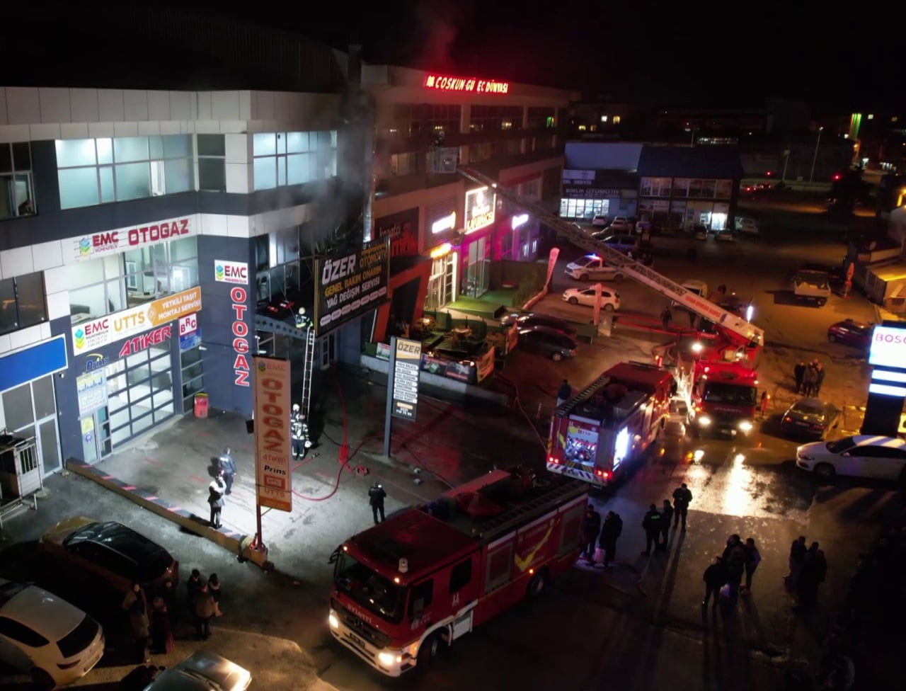 ERZURUM'DA BİR SANAYİ SİTESİNDEKİ İŞ YERİNDE ÇIKAN YANGIN PANİĞE YOL AÇTI. İTFAİYE EKİPLERİNİN...
