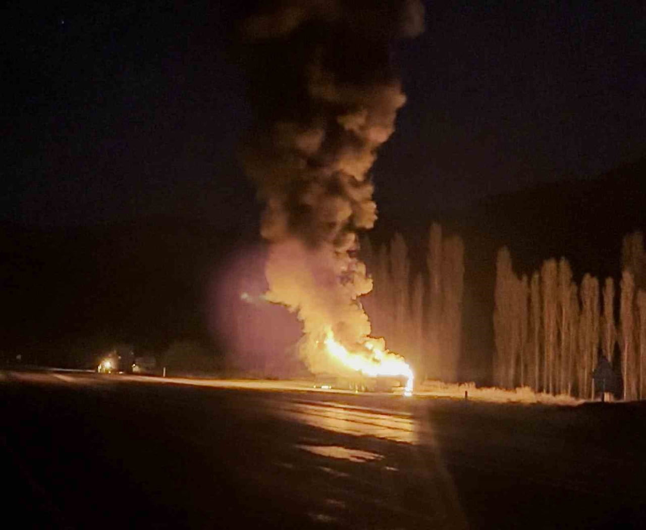 ERZURUM'DA BİR TIRIN DORSESİNDE YANGIN ÇIKTI. DORSE KISA SÜREDE ALEV TOPUNA DÖNÜŞTÜ.
