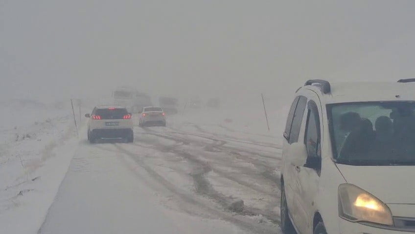ERZURUM’DA ETKİLİ OLAN YOĞUN KAR YAĞIŞI, PALANDÖKEN GEÇİDİ’NDE ULAŞIMI OLUMSUZ ETKİLEDİ. KAR...