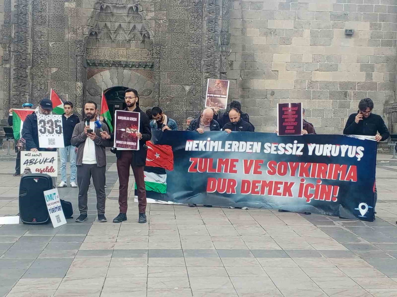 ERZURUM’DA HEKİMLER, SAĞLIK ÇALIŞANLARI VE VATANDAŞLAR, İSRAİL’İN GAZZE’YE YÖNELİK SALDIRILARINI...