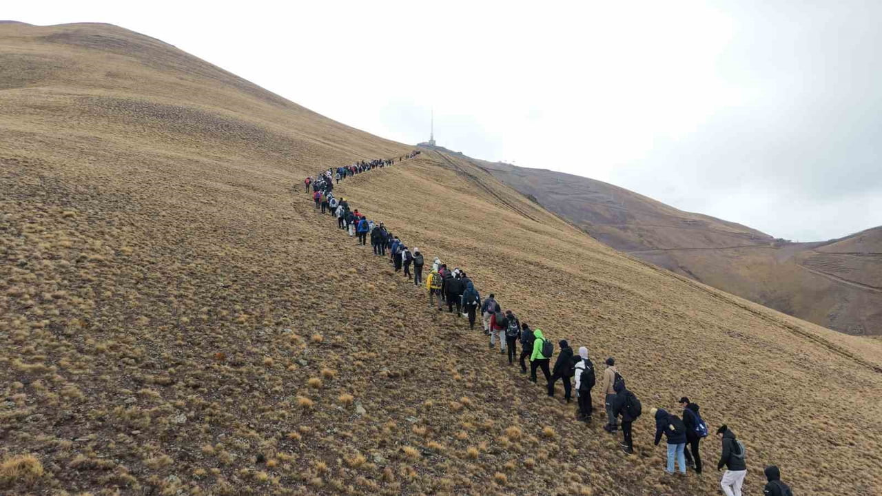 ERZURUM’DA ÖĞRENCİLER, 3 BİN 176 METRE YÜKSEKLİĞİNDEKİ PALANDÖKEN DAĞI'NIN ZİRVESİNE CUMHURİYET...