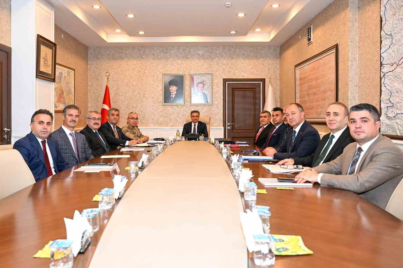 ERZURUM’DA VALİ AYDIN BARUŞ BAŞKANLIĞINDA, "SOSYAL MEDYANIN GENÇLER ÜZERİNDEKİ ETKİLERİ" KONULU...