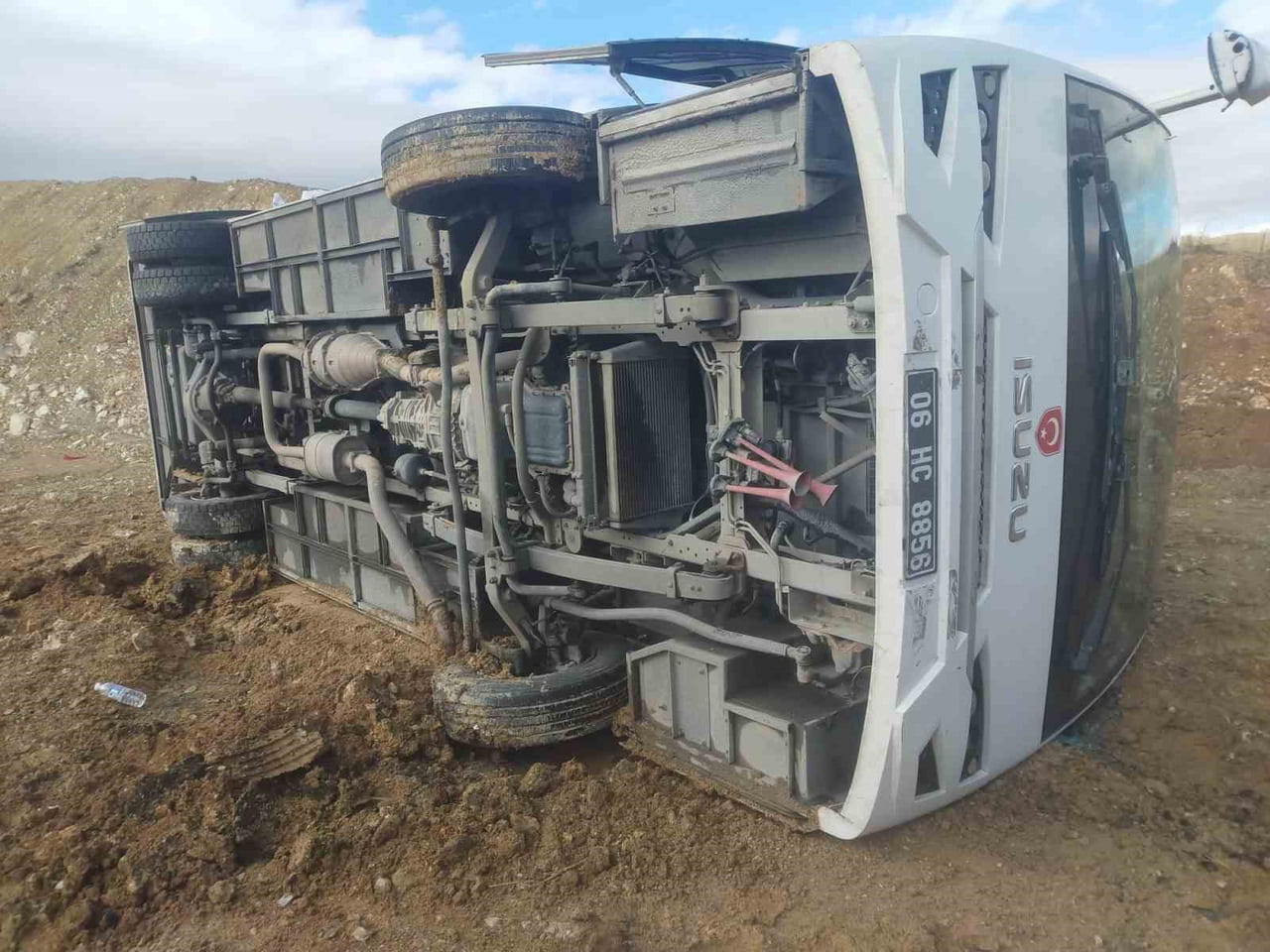 ERZURUM’DAN ANKARA’YA GİDEN CEZAEVİ NAKİL ARACI SİVAS’IN İMRANLI İLÇESİNDE KAZA YAPTI, DEVRİLEN...
