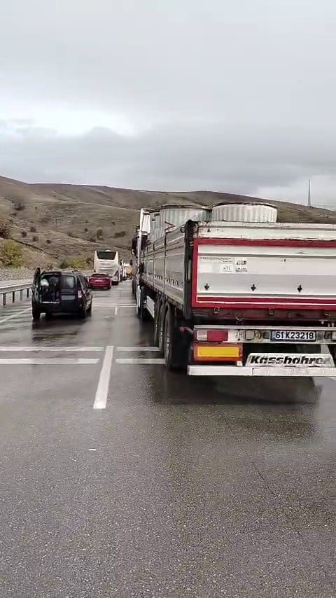 ERZURUM-ERZİNCAN KARA YOLUNDA SAĞANAK YAĞIŞIN ARDINDAN KAYGANLAŞAN ZEMİNDE KONTROLDEN ÇIKAN İKİ...