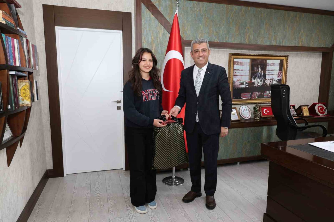 ERZURUM  PROF. DR. NECMETTİN ERBAKAN FEN LİSESİ 11. SINIF ÖĞRENCİSİ YAĞMUR ŞAKAR, KÜRESEL YAPAY...