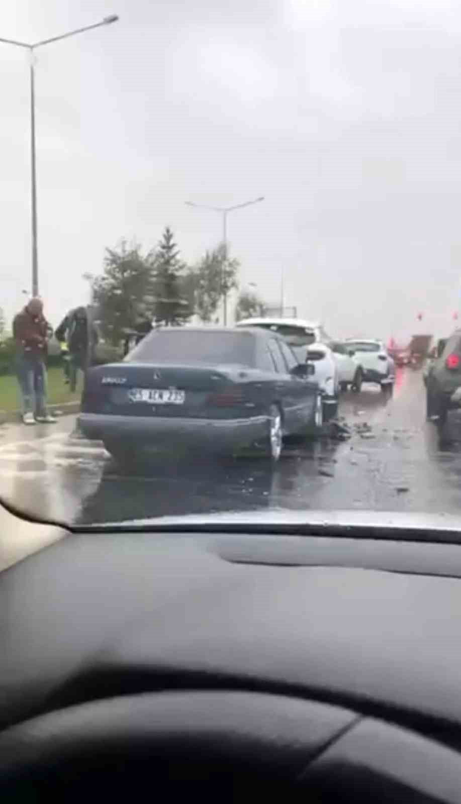 ERZURUM ŞEHİR MERKEZİ İLE DADAŞKENT YOLU ÜZERİNDE YAĞMUR NEDENİYLE KAYGANLAŞAN YOLDA 5 ARACIN...