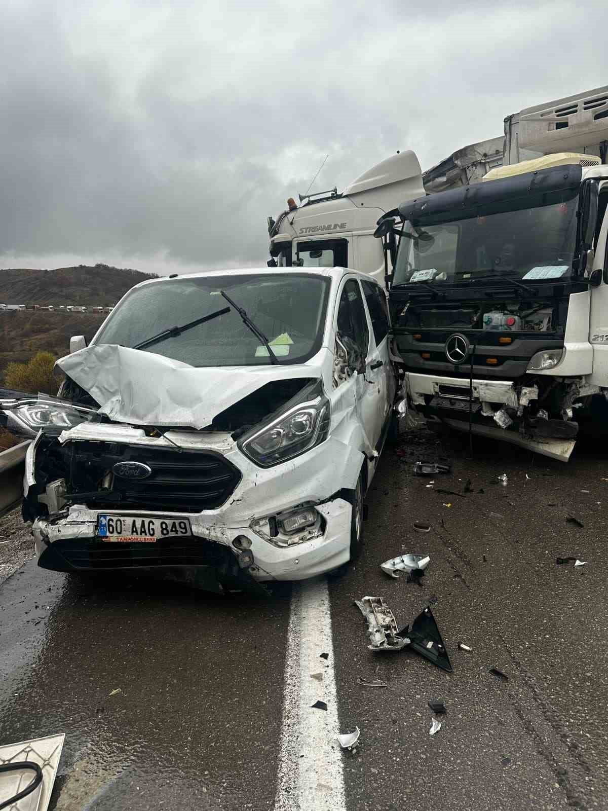 ERZURUM’UN AŞKALE İLÇESİNDEKİ TEPEBAŞI GEÇİDİ’NDE MEYDANA GELEN ZİNCİRLEME TRAFİK KAZASINDA 3...