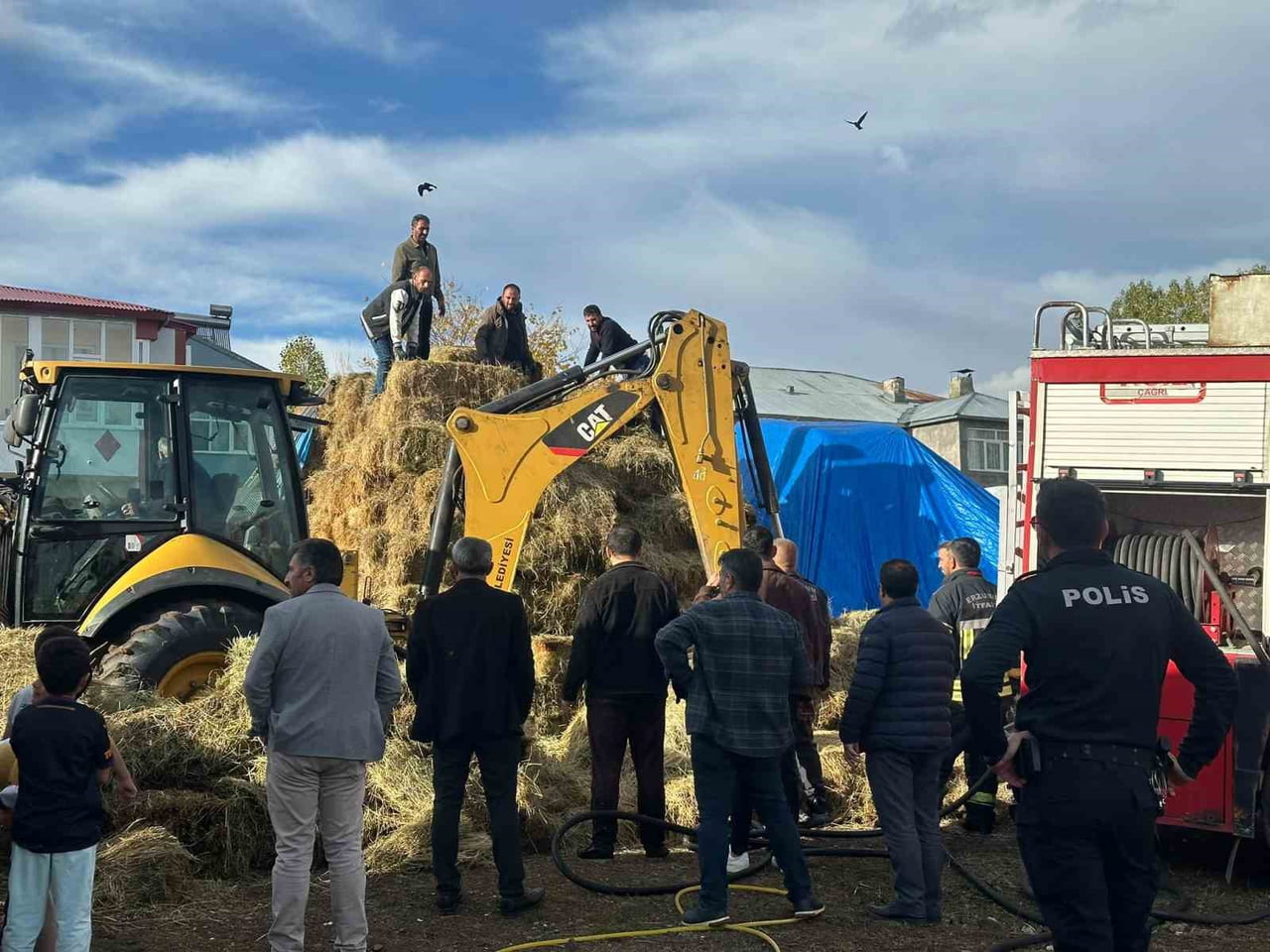 ERZURUM’UN KARAYAZI İLÇESİNDE BİR EVİN ÖNÜNDE BULUNAN OTLARDA, HENÜZ BELİRLENEMEYEN NEDENLE YANGIN...