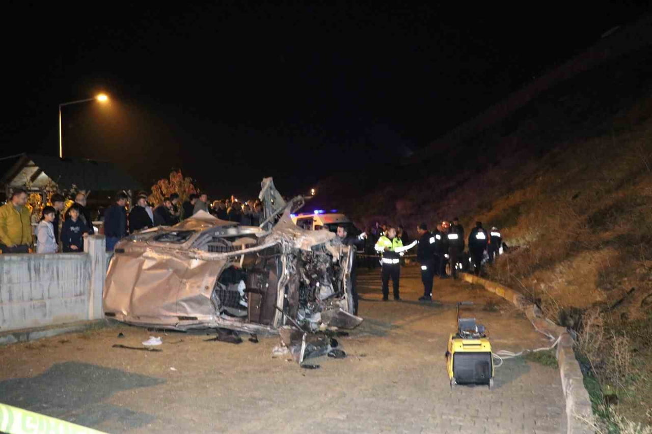 ERZURUM’UN OLTU İLÇESİNDE MEYDANA GELEN TRAFİK KAZASINDA HAFİF TİCARİ ARACIN TAKLA ATARAK UÇURUMA...