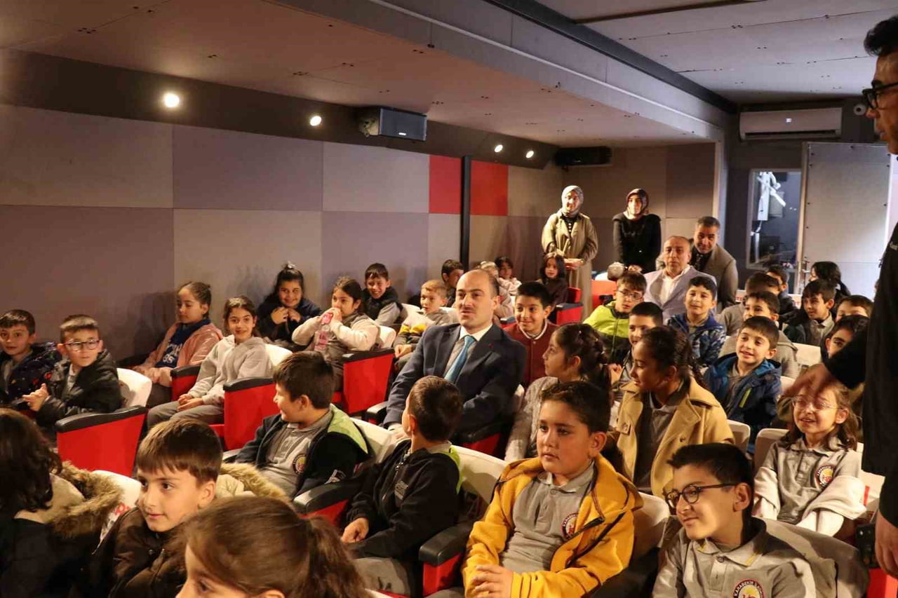 ERZURUM’UN OLTU İLÇESİNDE, TRT MOBİL SİNEMA TIRI KAPSAMINDA DÜZENLENEN ETKİNLİKTE 650 ÖĞRENCİ...