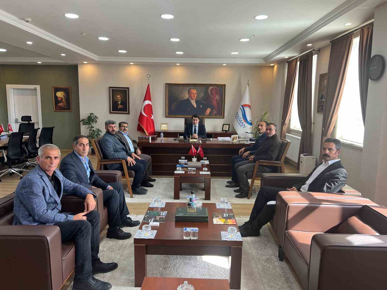 ERZURUM’UN TEKMAN İLÇESİNDE, 19 EKİM MUHTARLAR GÜNÜ DOLAYISIYLA İLÇE JANDARMA KOMUTANLIĞI ÖNÜNDE...