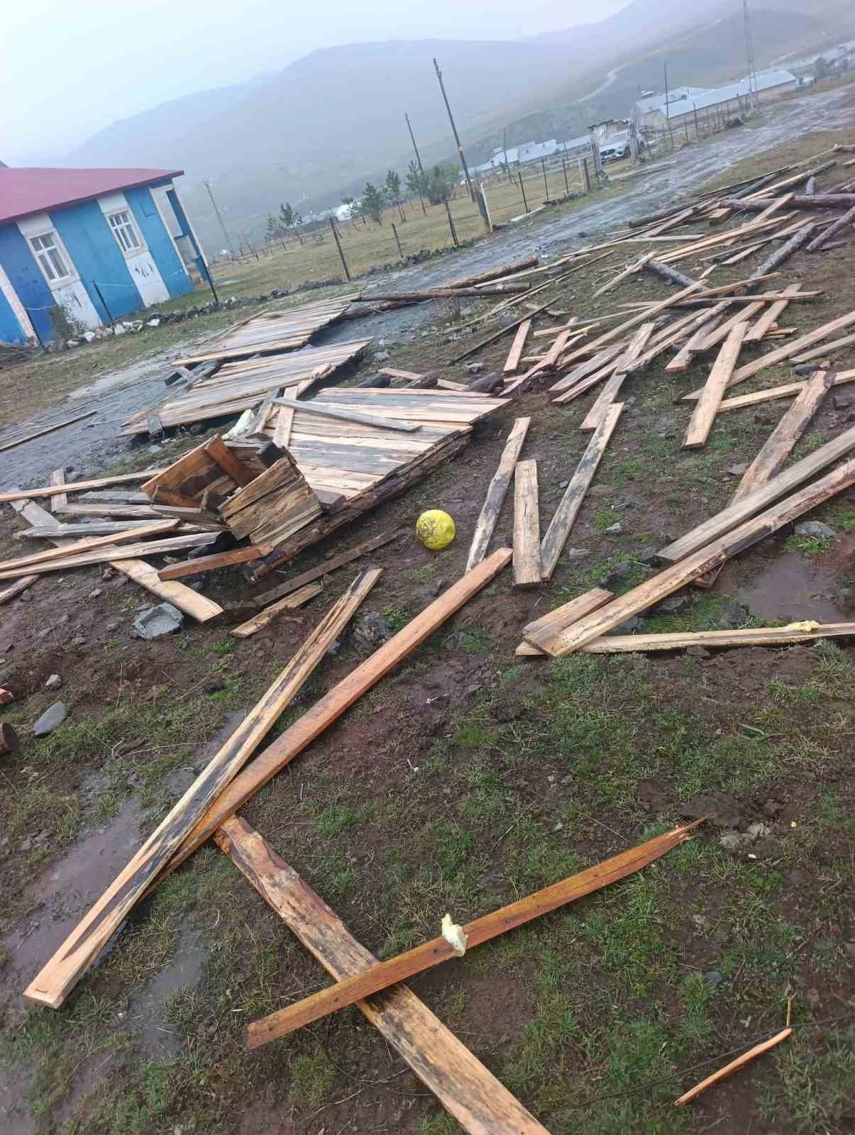 ERZURUM’UN TEKMAN İLÇESİNDE ETKİLİ OLAN ŞİDDETLİ YAĞMUR VE HORTUM, BİR VATANDAŞIN EV, AHIR VE...