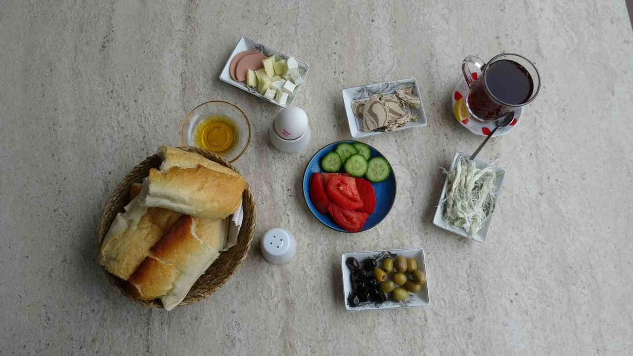 ERZURUM’UN YAKUTİYE İLÇESİNDE ESNAF NASIR DİKİLİTAŞ’IN KİŞİ BAŞI 150 TL’DEN SUNDUĞU SERPME...