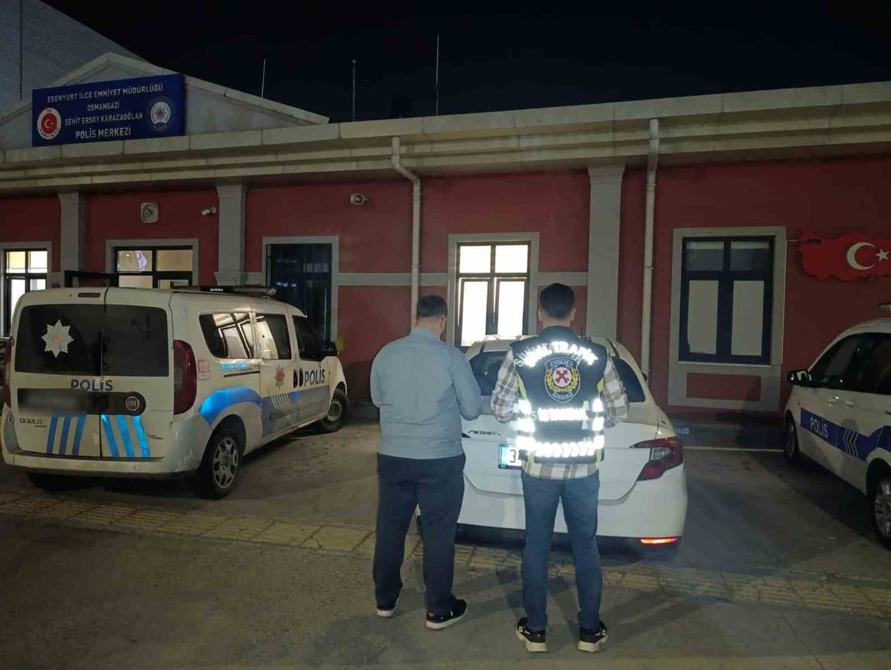 ESENYURT'TA ÇIKAN YOL VERME TARTIŞMASINDA SÜRÜCÜYE 180 BİN LİRA CEZA