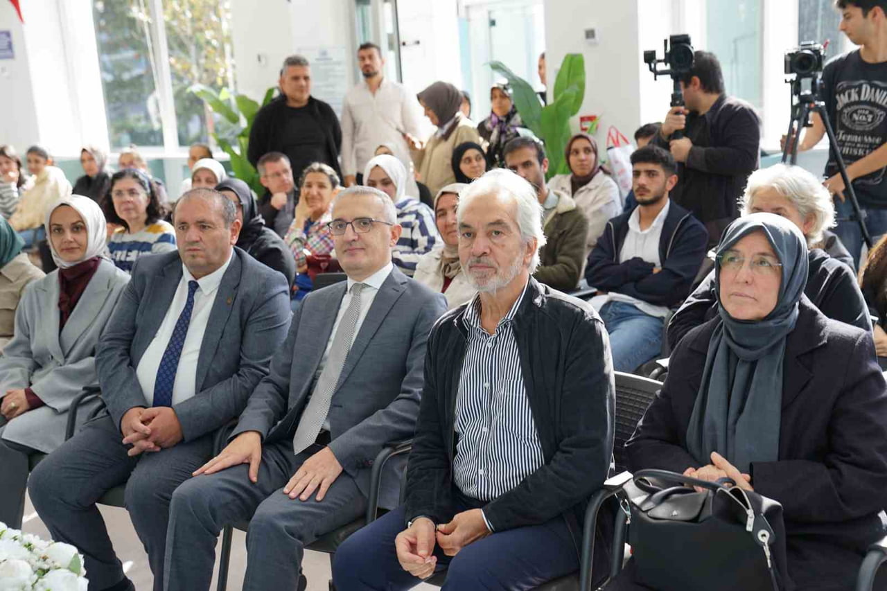 ESENYURT BELEDİYESİ İSKENDER PALA KÜTÜPHANESİ’NDE DÜZENLENEN "KÜLTÜR VE MEDENİYET" SÖYLEŞİSİNDE...