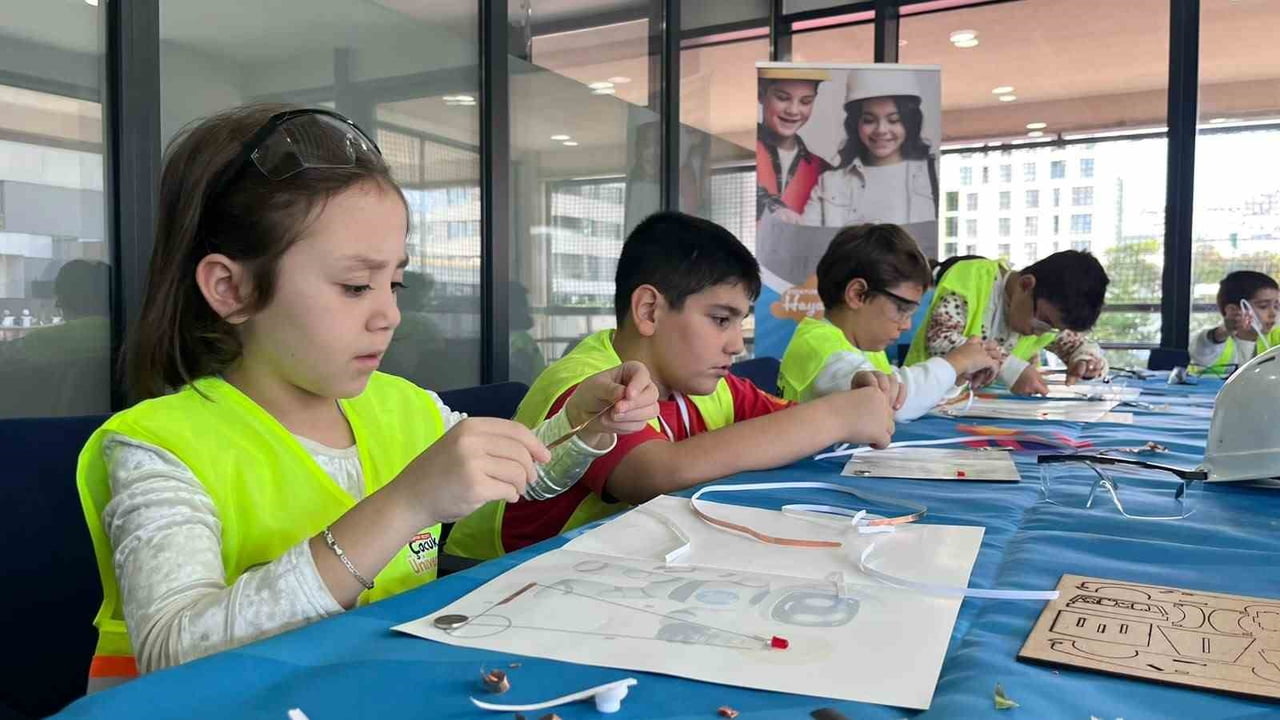 ESENYURT BELEDİYESİ TARAFINDAN ÇOCUKLARIN BİLİM, SANAT VE FARKLI BECERİ ALANLARIYLA ERKEN YAŞTA...