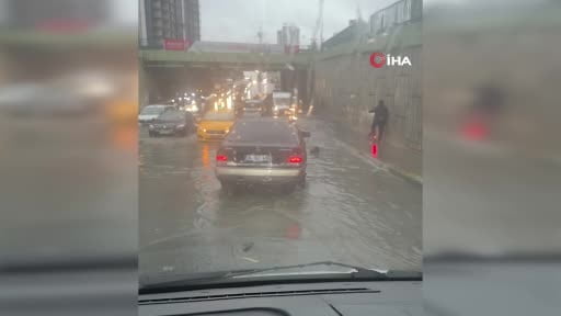 Esenyurt’ta alt geçidi su bastı, araçlar mahsur kaldı