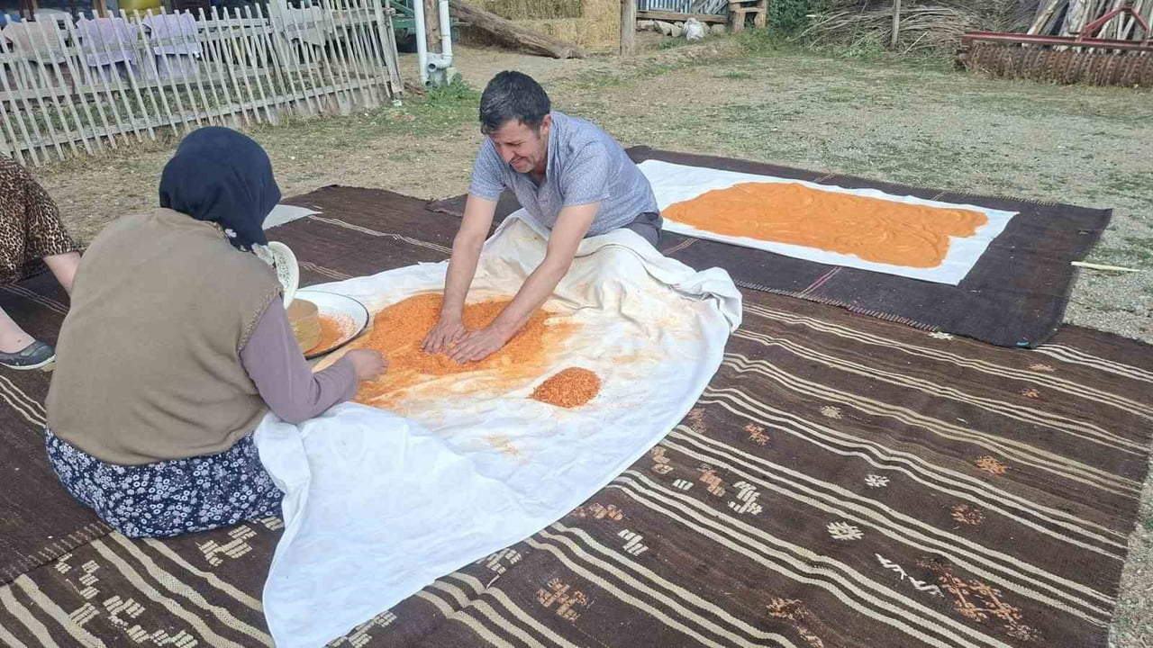 EŞİNE TARHANA YAPIMINDA DESTEK OLDU