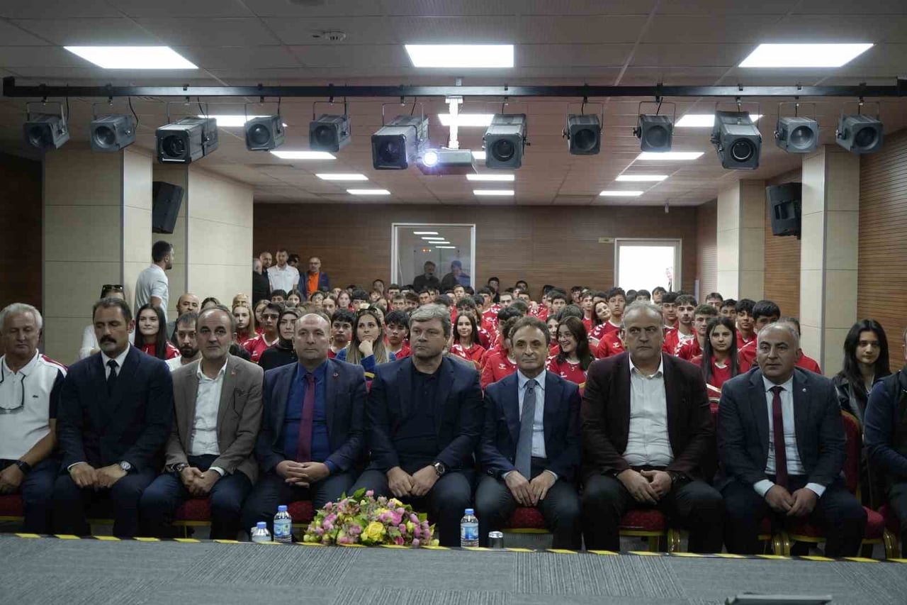 ESKİ MİLLİ FUTBOLCU VE TEKNİK DİREKTÖR ERTUĞRUL SAĞLAM, MEMLEKETİ GÜMÜŞHANE’DE ÖĞRENCİLERLE BİR...